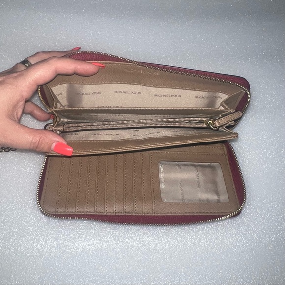 ♥️🌺♥️ Michael Kors large wallet (red wine color ) - Picture 3 of 17